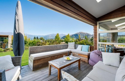 Wanaka House | Lake Vista Retreat - Wanaka Holiday Home