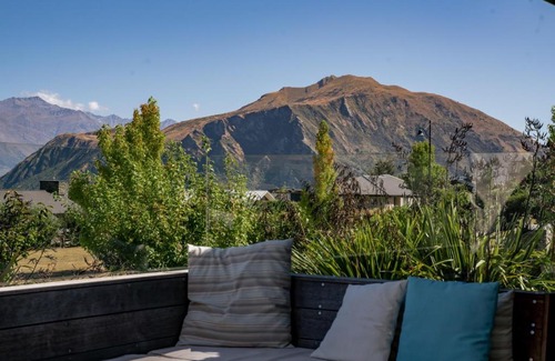Wanaka House | Lake Vista Retreat - Wanaka Holiday Home