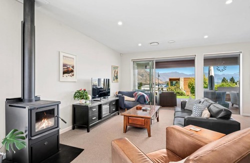 Wanaka House | Lake Vista Retreat - Wanaka Holiday Home
