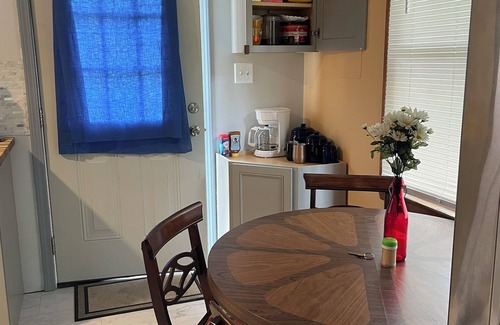 Bristol Apartment | Lake w fish, paddle boat cave, horses, BMS, Music Museum skating Bowling, Casino