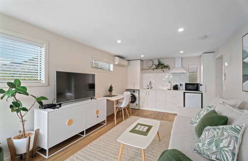 Sunshine Bay Apartment | Lake Wakatipu & Mountain Views, Close To Downtown