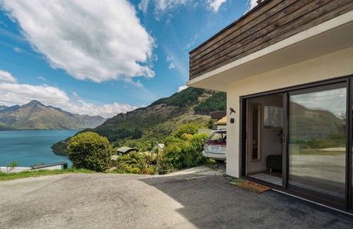 Sunshine Bay Apartment | Lake Wakatipu & Mountain Views, Close To Downtown