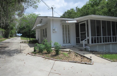 Lake Wales House | Lake Wales waterfront Blue Lake, water sports fishing, swimming, boating.