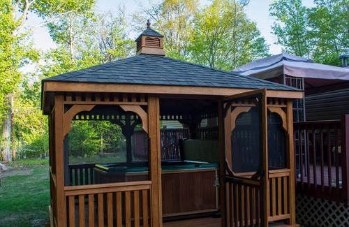 Greentown House | Lake Wallenpaupack Getaway with Hot TUB in Gazebo. Clean and Charming!