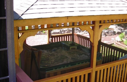 Greentown House | Lake Wallenpaupack Getaway with Hot TUB in Gazebo. Clean and Charming!