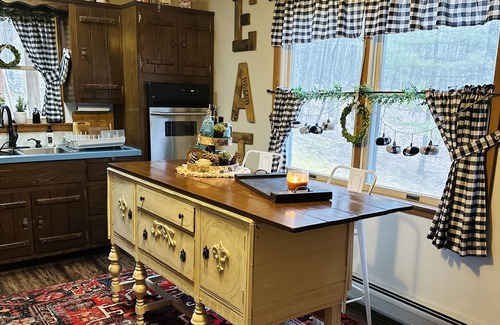 White Mills Ski Chalet | Lake Wallenpaupack, Poconos Hilltop Haven with children’s play area and 5 kayaks