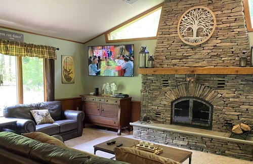 Greentown House | Lake Wallenpaupack Private/ tranquil house indoor hot tub on 8 private acres