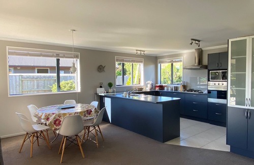 Wanaka House | Lake Wanaka Family Holiday Retreat (Free Fibre Wifi)