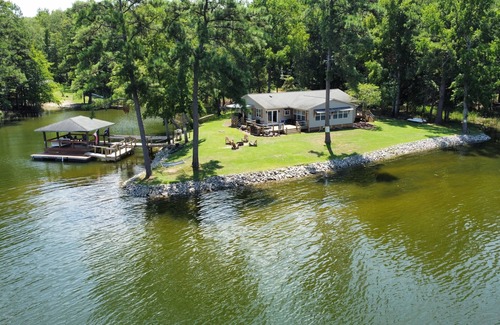 Liberty Hill House | Lake Wateree SC Waterfront Home 3B/2Ba w/King Bed, Loads of Amenities & Dock!
