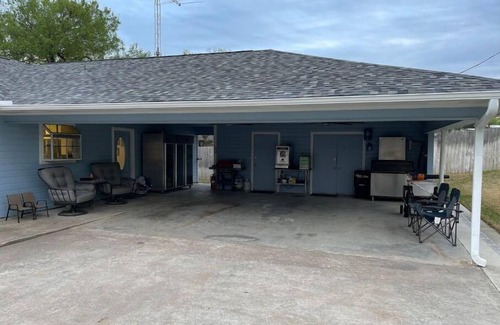 Laguna Park House | Lake Whitney Blue House Large Group Getaway Sleeps 20 (Lake access)