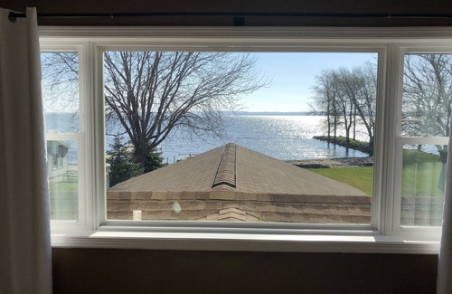Van Dyne House | Lake Winnebago Waterfront Cottage W/Hot Tubn[2 King; 1 Queen]