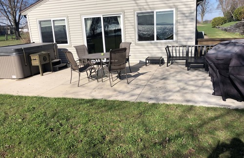 Van Dyne House | Lake Winnebago Waterfront Cottage W/Hot Tubn[2 King; 1 Queen]