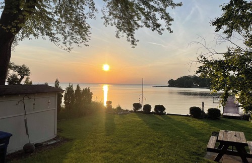 Black Wolf House | Lake Winnebago Water Front! Fishing! Boating! Quiet Bay! EAA!