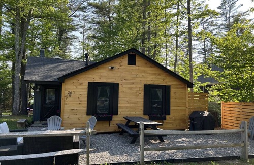 Meredith Apartment | Lake Winnipesaukee Cottage Retreat w Sandy Beach