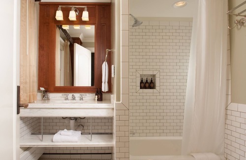 Yellowstone National Park Hotel | Lake Yellowstone Hotel & Cabins - Inside the Park