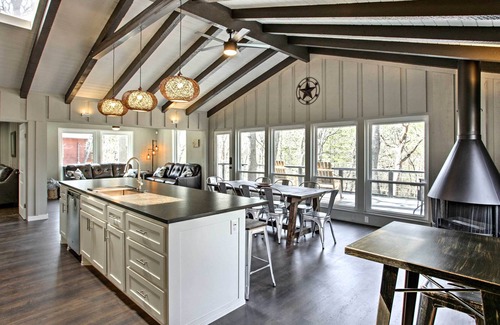 Pottsboro Cabin | 'Lakecrest Retreat' - ½ Mi to Lake Texoma Marina!