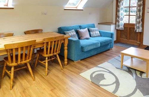 Glen Urquhart House | Lakefield Apartment