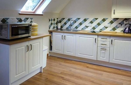 Glen Urquhart Cottage | LAKEFIELD APARTMENT, pet friendly in Drumnadrochit, Loch Ness