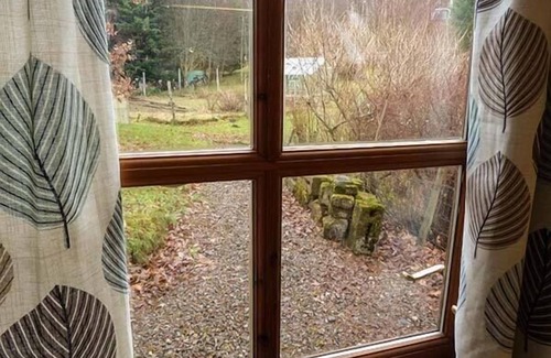 Glen Urquhart Cottage | LAKEFIELD APARTMENT, pet friendly in Drumnadrochit, Loch Ness