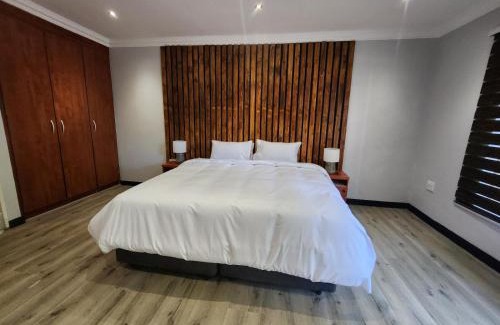 Ekurhuleni Cabin | Lakefield Lodge - Halaal