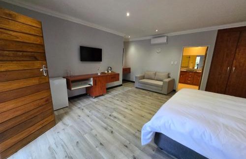 Ekurhuleni Cabin | Lakefield Lodge - Halaal