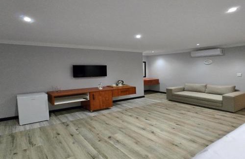 Ekurhuleni Cabin | Lakefield Lodge - Halaal