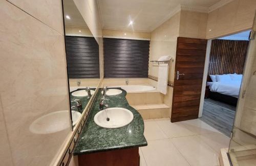 Ekurhuleni Cabin | Lakefield Lodge - Halaal