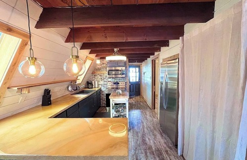 Hoyt House | LakeFireCabin secluded beach,arcade,kayak rental