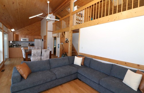 Fallis Cabin | Lakefront 1/2 acre Wabamun 5 bed 2 bath cabin