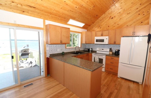 Fallis Cabin | Lakefront 1/2 acre Wabamun 5 bed 2 bath cabin
