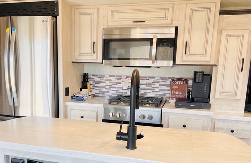 Halton Hills House | Lakefront 1 bedroom tiny home