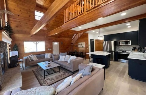 Eagle Rock House | LakeFront - 15’ Theater Screen - Kayaks - 4Acres -FirePit