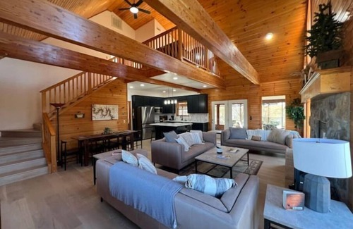 Eagle Rock House | LakeFront - 15’ Theater Screen - Kayaks - 4Acres -FirePit