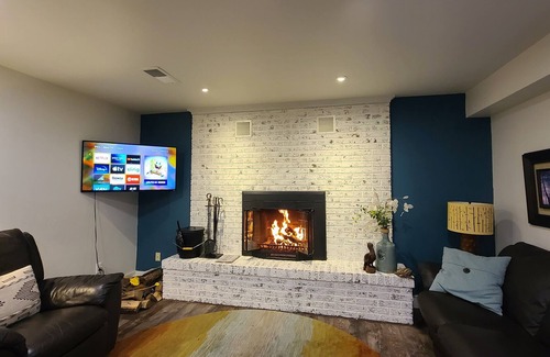 The Lakes House | Lakefront: 2-7p, Hot Tub+ Fireplace + Kayaks + Pool Table + Ice Fishing