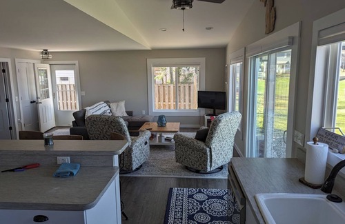 Hale Cottage | Lakefront 2-bedroom 2 bath, Sandy Beach & Pontoon, AC, wifi & newly renovated.