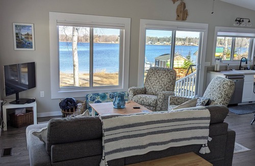 Hale Cottage | Lakefront 2-bedroom 2 bath, Sandy Beach & Pontoon, AC, wifi & newly renovated.