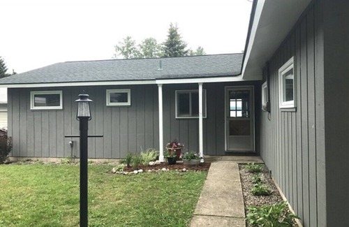 Williamsburg House | Lakefront 3 bed/2bath cottage with A/C
