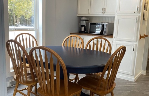Manitoulin District Cottage | Lakefront 3-bedroom family friendly cottage on Lake Kagawong
