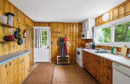 Harcourt Cottage | Lakefront 3 Bedroom Cottage - sleeps 6