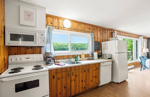 Harcourt Cottage | Lakefront 3 Bedroom Cottage - sleeps 6