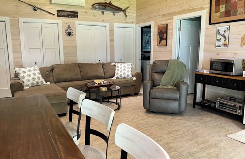 Oakland House | Lakefront 3 bedroom pet friendly on Messalonskee. Relax, rejuvenate, and restore