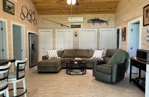 Oakland House | Lakefront 3 bedroom pet friendly on Messalonskee. Relax, rejuvenate, and restore