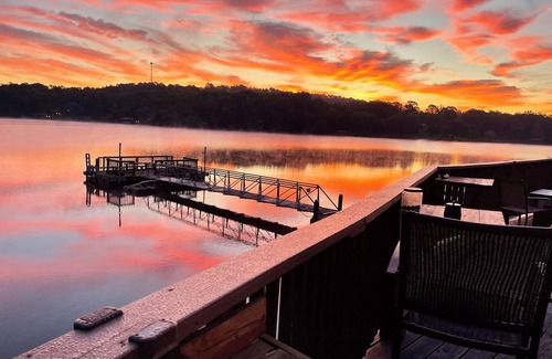 Jones Mills House | Lakefront 3-bedroom Lodge in Hot Springs Arkansas, directly on Lake Catherine!