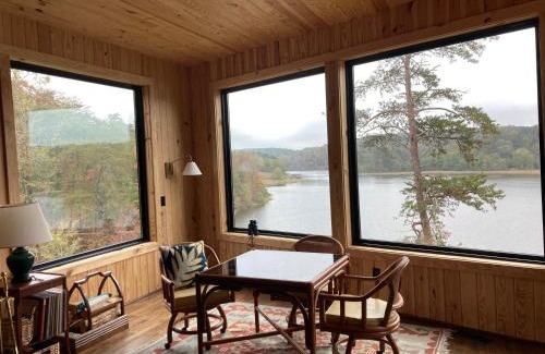 Samantha House | Lakefront 3BR Cabin Retreat