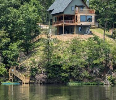Samantha House | Lakefront 3BR Cabin Retreat