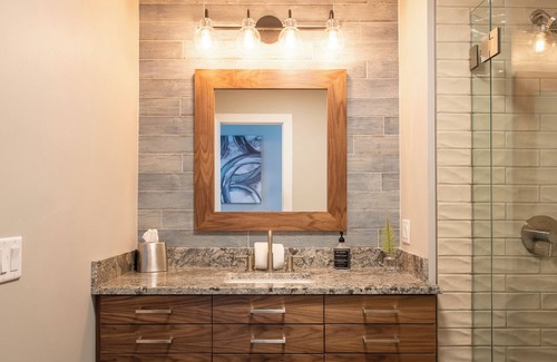 Leland House | Lakefront 3BR Luxury Home at High Bluffs