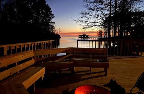 Negreet Apartment | Lakefront 3BR with Bunkhouse and Kayaks, Rowboat Included