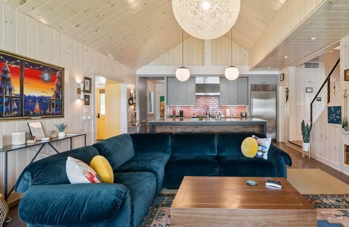 Elkhorn House | Lakefront 4-Bedroom Retreat in Elkhorn
