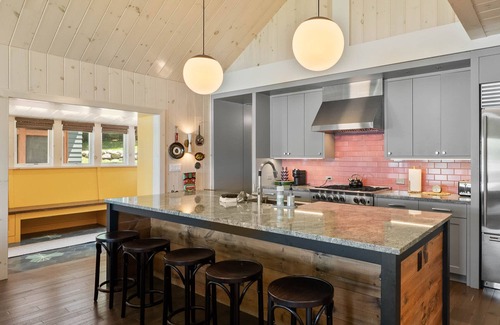 Elkhorn House | Lakefront 4-Bedroom Retreat in Elkhorn