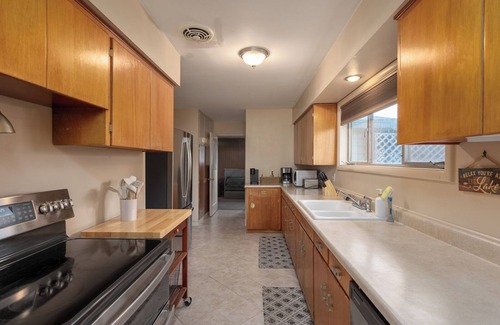 Moses Lake House | Lakefront 4-bedroom house with AC, WiFi in parklike setting on Moses Lake.